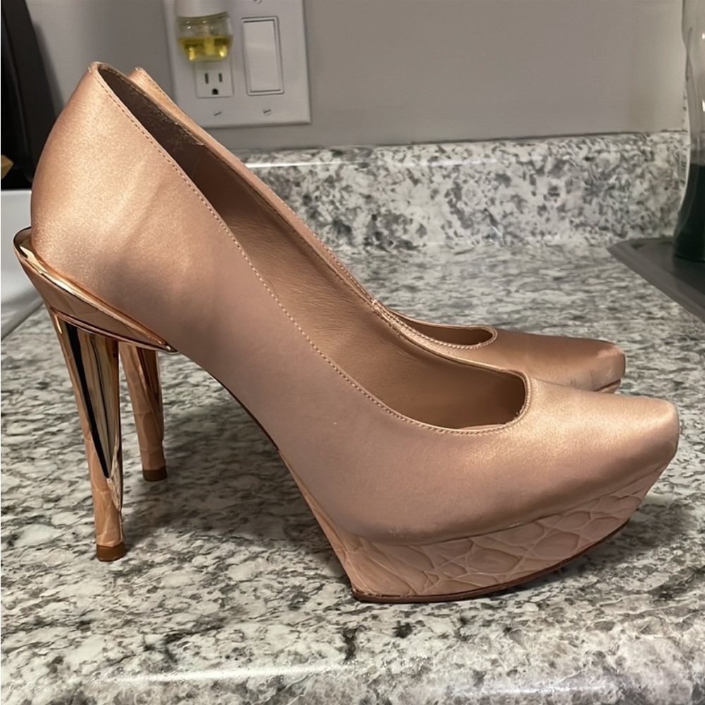 Authentic HERVE LEDGER  most Beautiful Heels Size 39 /8 half Excellent BEAUTIFUL